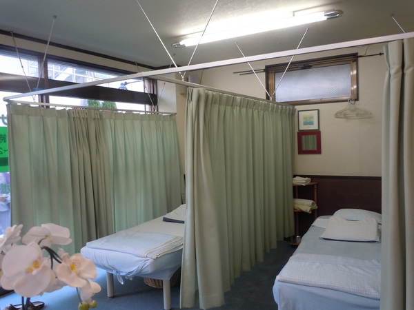 やすらぎ治療室の診療ベッドが２台並んでおかれています。